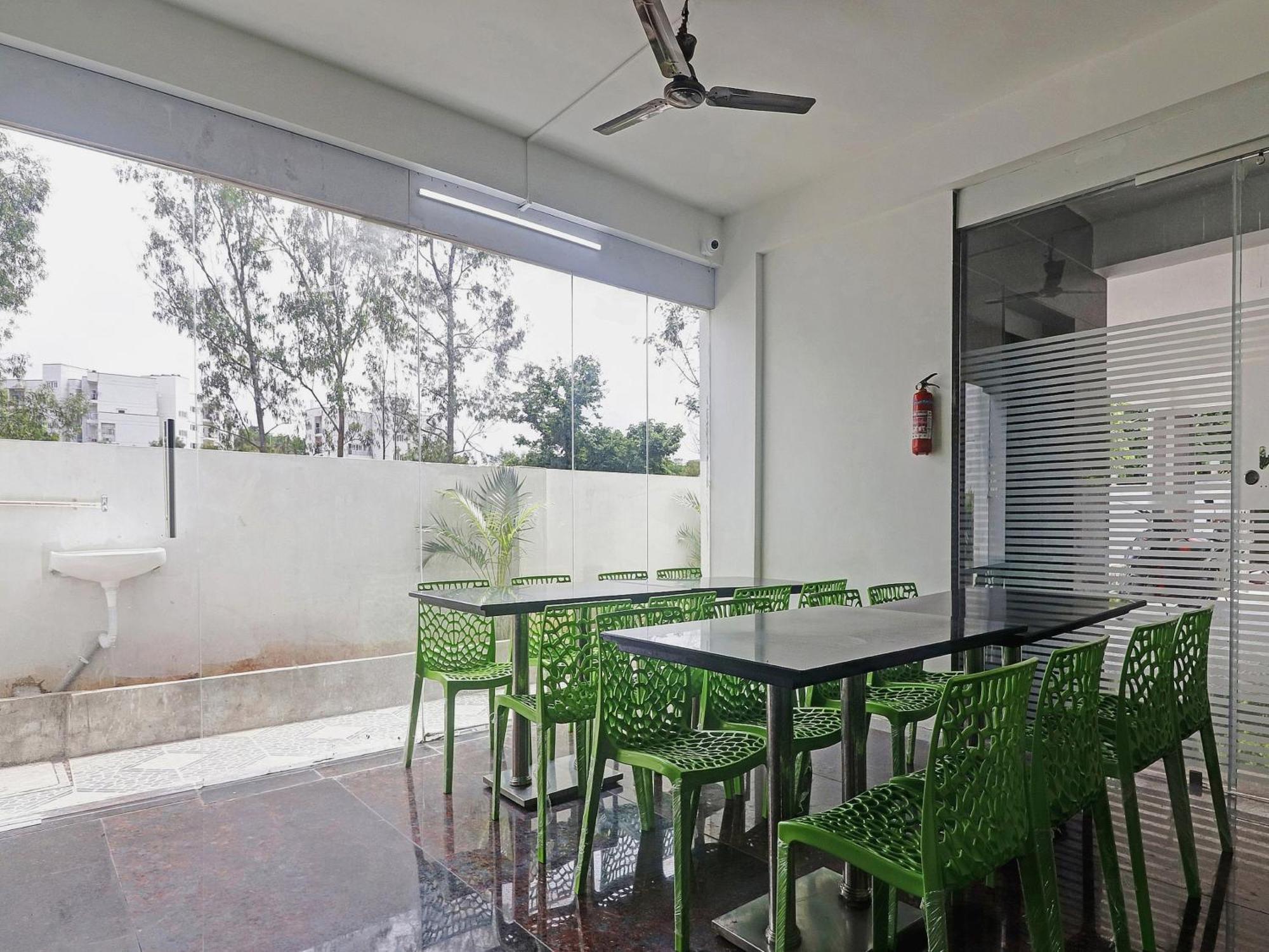 Super Capital O Srinika Inn Gachibowli Exteriér fotografie